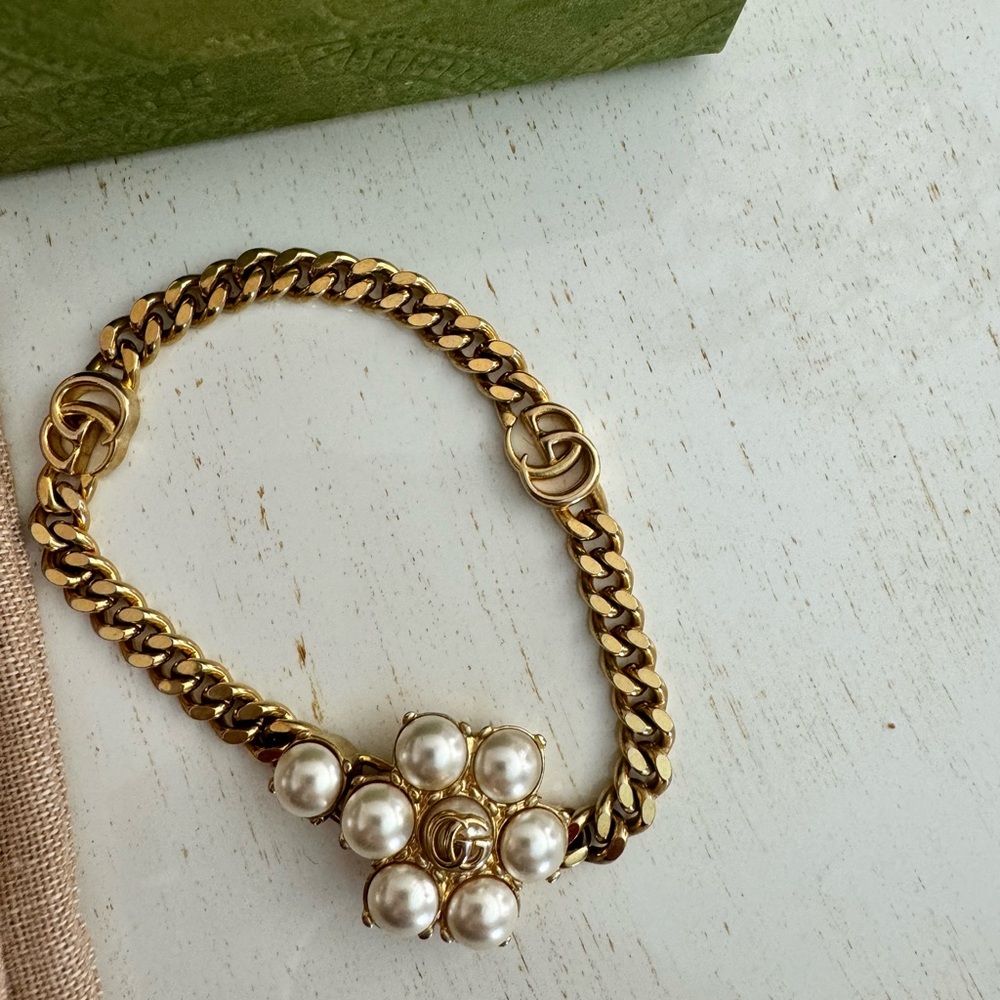 Gucci pearl flower bracelet. Never used. Size small